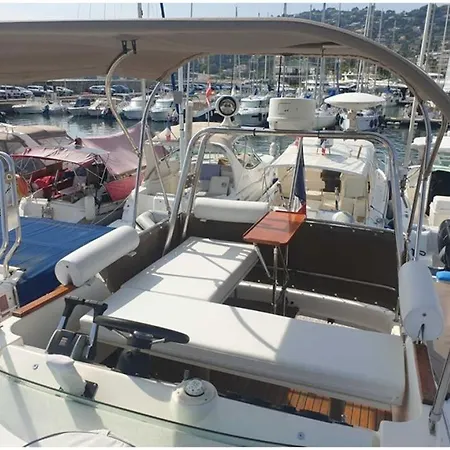 Bateau De Roland Úszó hotel *